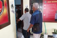 Pelapor kasus dugaan penggelapan beras bantuan masuk ke Ruang Unit Tipikor Polres Sikka, Rabu (29/11)