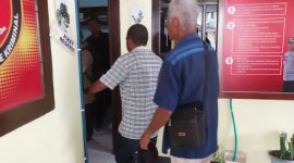 Pelapor kasus dugaan penggelapan beras bantuan masuk ke Ruang Unit Tipikor Polres Sikka, Rabu (29/11)