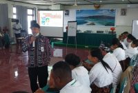 Kepala Dinas Pariwisata dan Kebudayaan Kabupaten Sikka Evensius F Edomeko sedang memberikan materi kepada peserta kegiatan di Lantai 2 Hotel Pelita, Kamis (30/11)