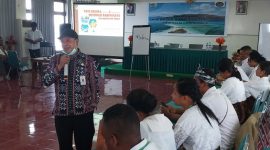 Kepala Dinas Pariwisata dan Kebudayaan Kabupaten Sikka Evensius F Edomeko sedang memberikan materi kepada peserta kegiatan di Lantai 2 Hotel Pelita, Kamis (30/11)