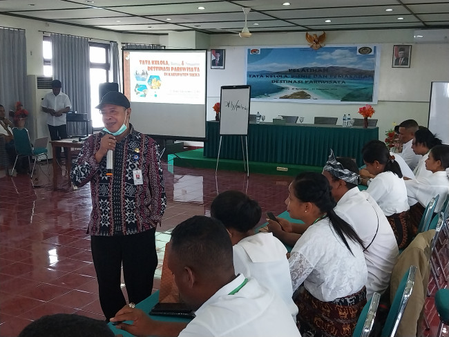 Kepala Dinas Pariwisata dan Kebudayaan Kabupaten Sikka Evensius F Edomeko sedang memberikan materi kepada peserta kegiatan di Lantai 2 Hotel Pelita, Kamis (30/11)