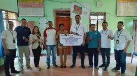 Pimpinan Cabang BRI Maumere Heru Pratomo menyerahkan hadiah kepada Desa Renggarasi atas prestasi sebagai Desa BRIlian Tahun 2023