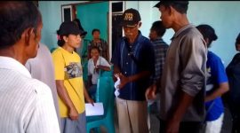 Penerima beras bantuan protes di Kantor Desa Legu Woda karena tidak menerima beras bantuan tahap ketiga dan keempat (foto: istimewa)