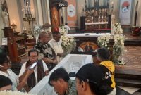 Jenazah Uskup Agung Ende Mgr Vincentius Sensi Potokota disemayamkan di Gereja Katedral Jakarta, Senin (20/11)