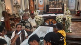 Jenazah Uskup Agung Ende Mgr Vincentius Sensi Potokota disemayamkan di Gereja Katedral Jakarta, Senin (20/11)