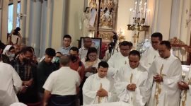 Umat Katolik melayat jasad Uskup Agung Ende Mgr Vincentius Sensi Potokota yang disemayamkan di Gereja Katedral Jakarta, Senin (20/11)