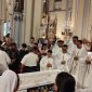 Umat Katolik melayat jasad Uskup Agung Ende Mgr Vincentius Sensi Potokota yang disemayamkan di Gereja Katedral Jakarta, Senin (20/11)