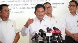 Dirut BPJS Kesehatan Ali Ghufron Mukti memberikan keterangan usai penandatanganan SEB terkait skrining riwayat kesehatan petugas Pemilu, Senin (20/11)