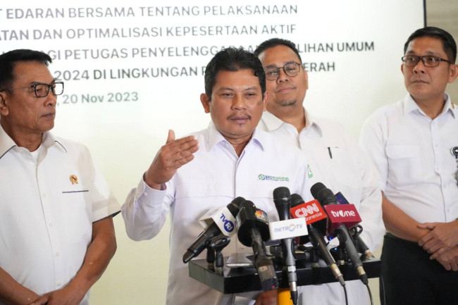 Dirut BPJS Kesehatan Ali Ghufron Mukti memberikan keterangan usai penandatanganan SEB terkait skrining riwayat kesehatan petugas Pemilu, Senin (20/11)