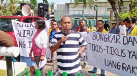 Siflan Angi berorasi di depan Kantor Kejaksaan Negeri Sikka, Kamis (23/11), sebelum akhirnya meninggal (foto: istimewa)