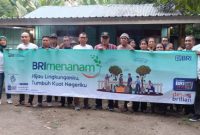 BRI Maumere memberikan bantuan bibit pala kepada petani di Desa Nita dalam program BRI Menanam, Kamis (23/11) 