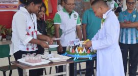 Kepala SMPK Frater Maumere Frater Maria Sebastianus BHK memotong tumpeng pada peringatan Hari Guru Nasional, Sabtu (25/11)