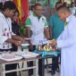 Kepala SMPK Frater Maumere Frater Maria Sebastianus BHK memotong tumpeng pada peringatan Hari Guru Nasional, Sabtu (25/11)