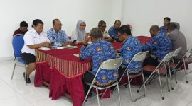 Pelaksana Tugas Sekda Sikka Robertus Ray memimpin pertemuan bersama Direktur CV Bengkuni Jaya terkait aktifitas Pasar Wuring, Rabu (29/11) (foto: bagian prokompim setda sikka)