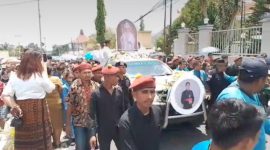 Perarakan jenazah Uskup Agung Ende menuju Gereja Katedral, Selasa (21/11)