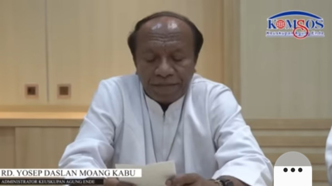 RD Yosef Daslan Moang Kabu memberikan keterangan setelah Ditunjuk sebagai Administrator Diosesan Keuskupan Agung Ende, Jumat (24/11) 