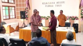 Penyerahan laporan pengaduan dugaan korupsi yang melibatkan Penjabat Bupati Flores Timur, Kamis (23/11) (foto: istimewa)