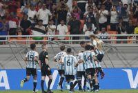 Euforia pemain Argentina usai mengandaskan juara bertahan Brasil pada Babak 8 Besar Piala Dunia U17 di Jakarta International Stadium, Jumat (24/11)