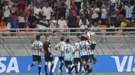 Euforia pemain Argentina usai mengandaskan juara bertahan Brasil pada Babak 8 Besar Piala Dunia U17 di Jakarta International Stadium, Jumat (24/11)