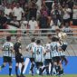 Euforia pemain Argentina usai mengandaskan juara bertahan Brasil pada Babak 8 Besar Piala Dunia U17 di Jakarta International Stadium, Jumat (24/11)