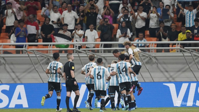 Euforia pemain Argentina usai mengandaskan juara bertahan Brasil pada Babak 8 Besar Piala Dunia U17 di Jakarta International Stadium, Jumat (24/11)