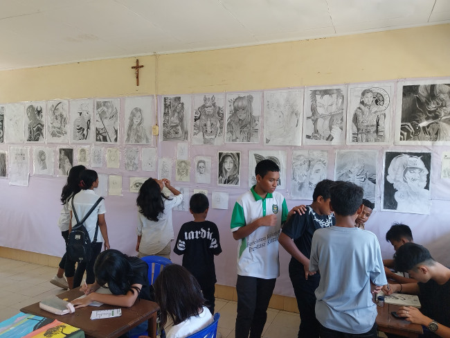 Suasana kunjungan pameran hasil karya pelajar SMPK Frater Maumere, Jumat (1/12)