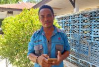 Edmon Ngata sedang berada di Kantor Dinas Nakertrans Sikka 