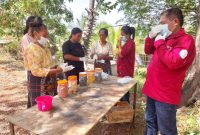 Para penenun tenunan ikat sedang mengikuti mekanisne pewarnaan dan pembuatan motif tenun ikat di Hotel Permata Sari Maumere, Rabu (6/12)