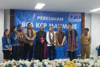 Penjabat Bupati Sikka Adrianus Firminus Parera dan Kepala Kantor Wilayah IV Makasar Harjianto meresmikan Kantor BCA Cabang Pembantu Maumere, Senin (11/12)