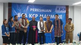 Penjabat Bupati Sikka Adrianus Firminus Parera dan Kepala Kantor Wilayah IV Makasar Harjianto meresmikan Kantor BCA Cabang Pembantu Maumere, Senin (11/12)