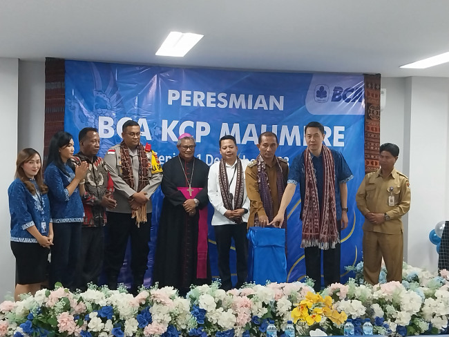 Penjabat Bupati Sikka Adrianus Firminus Parera dan Kepala Kantor Wilayah IV Makasar Harjianto meresmikan Kantor BCA Cabang Pembantu Maumere, Senin (11/12)