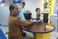 Petugas BCA Maumere menyerahkan buku rekening dan Kartu ATM kepada Penjabat Bupati Sikka Adrianus Firminus Parera, Senin (11/12)
