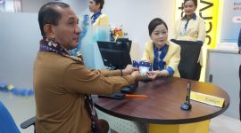 Petugas BCA Maumere menyerahkan buku rekening dan Kartu ATM kepada Penjabat Bupati Sikka Adrianus Firminus Parera, Senin (11/12)