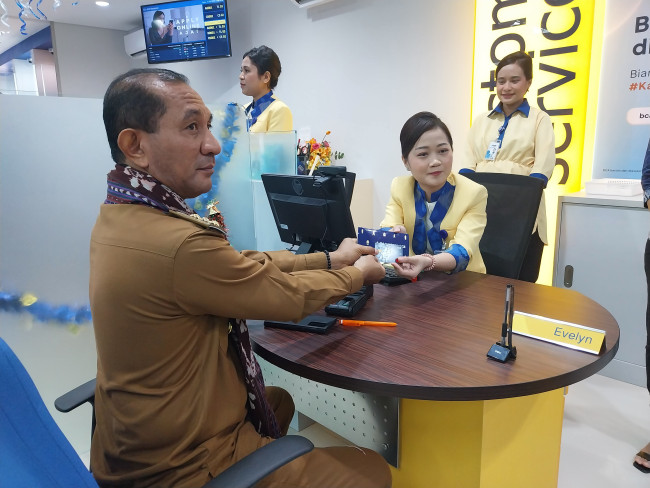 Petugas BCA Maumere menyerahkan buku rekening dan Kartu ATM kepada Penjabat Bupati Sikka Adrianus Firminus Parera, Senin (11/12)