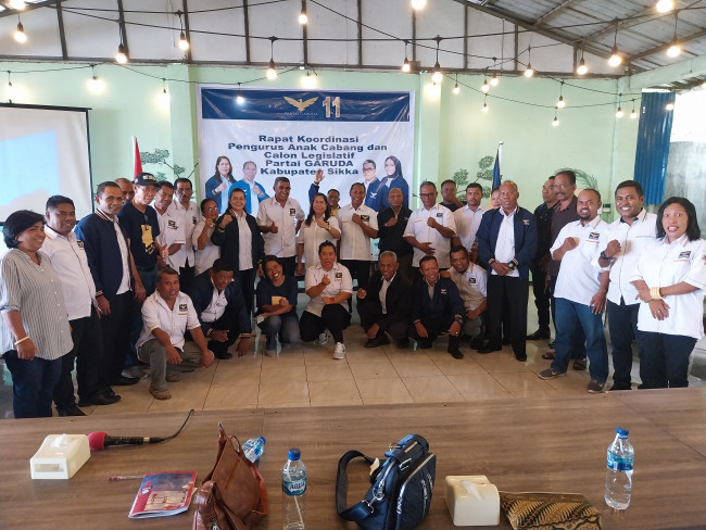 Peserta Rapat Koordinasi Partai Garuda Sikka pose bersama di Cafe Central, Senin (11/12) 