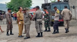 Petugas SatPol PP dan Damkar Sikka tidak membolehkan pembeli masuk ke Pasar Wuring, Senin (11/12)