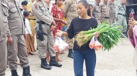 Seorang pedagang Pasar Wuring terpaksa berjualan di depan jalan, Senin (11/12)