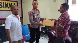 Paulus Papo Belang menyerahkan laporan tertulis kepada Wakapolres Sikka Kompol Rully JP Pahroen, Selasa (12/12)