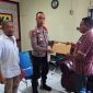 Paulus Papo Belang menyerahkan laporan tertulis kepada Wakapolres Sikka Kompol Rully JP Pahroen, Selasa (12/12)