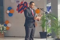 Pimpinan Cabang BRI Maumere Heru Pratomo membacakan sambutan Dirut BRI pada upacara peringatan HUT ke-128, Sabtu (16/12)