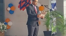 Pimpinan Cabang BRI Maumere Heru Pratomo membacakan sambutan Dirut BRI pada upacara peringatan HUT ke-128, Sabtu (16/12)