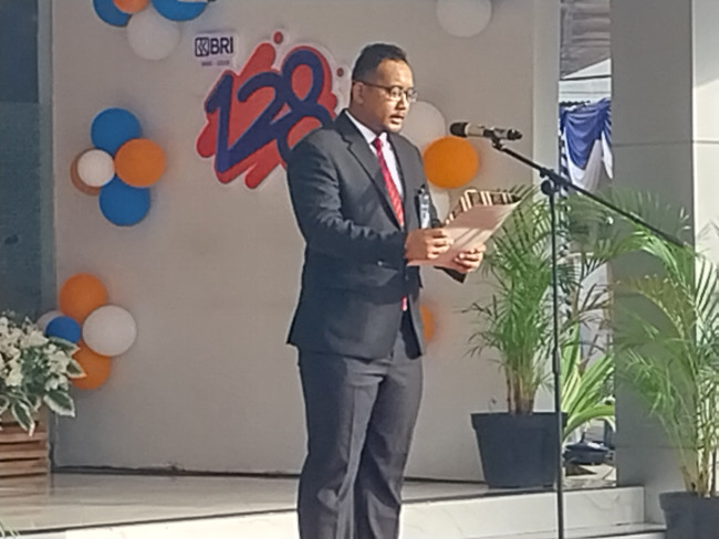 Pimpinan Cabang BRI Maumere Heru Pratomo membacakan sambutan Dirut BRI pada upacara peringatan HUT ke-128, Sabtu (16/12)
