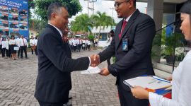 Pimpinan Cabang BRI Maumere Heru Pratomo menyerahkan penghargaan kepada karyawan yang sudah bekerja lebih dari 20 tahun, Sabtu (16/12)