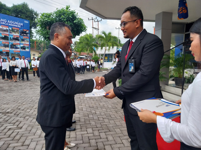 Pimpinan Cabang BRI Maumere Heru Pratomo menyerahkan penghargaan kepada karyawan yang sudah bekerja lebih dari 20 tahun, Sabtu (16/12)