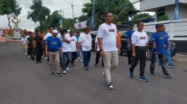 Pimpinan Cabang BRI Maumere Heru Pratomo mengikuti kegiatan jalan sehat dalam rangka memeriahkan HUT ke-128 BRI, Sabtu (16/12)