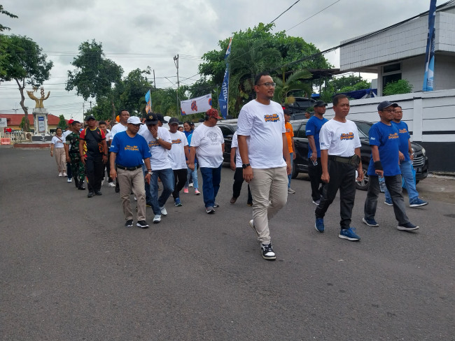 Pimpinan Cabang BRI Maumere Heru Pratomo mengikuti kegiatan jalan sehat dalam rangka memeriahkan HUT ke-128 BRI, Sabtu (16/12)