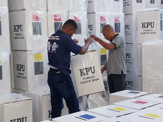 Kotak Suara Pemilu 2024 diamankan sementara di gudang penyimpanan KPU Sikka