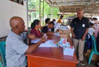 Ketua KPU Sikka Yohanes Krisostomus Feri memantau pelaksanaan sortir surat suara, Rabu (20/12)