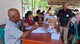 Ketua KPU Sikka Yohanes Krisostomus Feri memantau pelaksanaan sortir surat suara, Rabu (20/12)