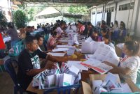 Kegiatan sortir dan lipat surat suara Pemilu 2024 di Kantor KPU Sikka, Jumat (22/12)